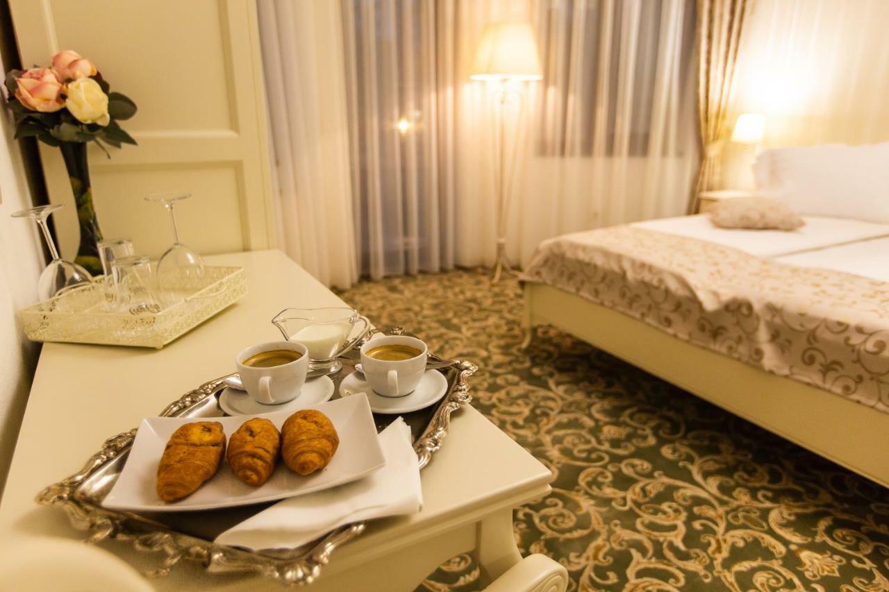 Ave, Alba! Hotel อัลบายูเลีย ภายนอก รูปภาพ